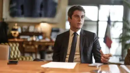 Gabriel Attal en visite au siège d'Optic 2000 à Clamart, équipé d'une installation de géoénergie depuis 2022.