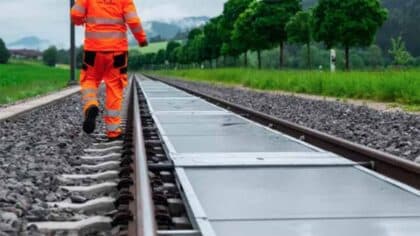 Pourquoi la SNCF installe des panneaux solaires