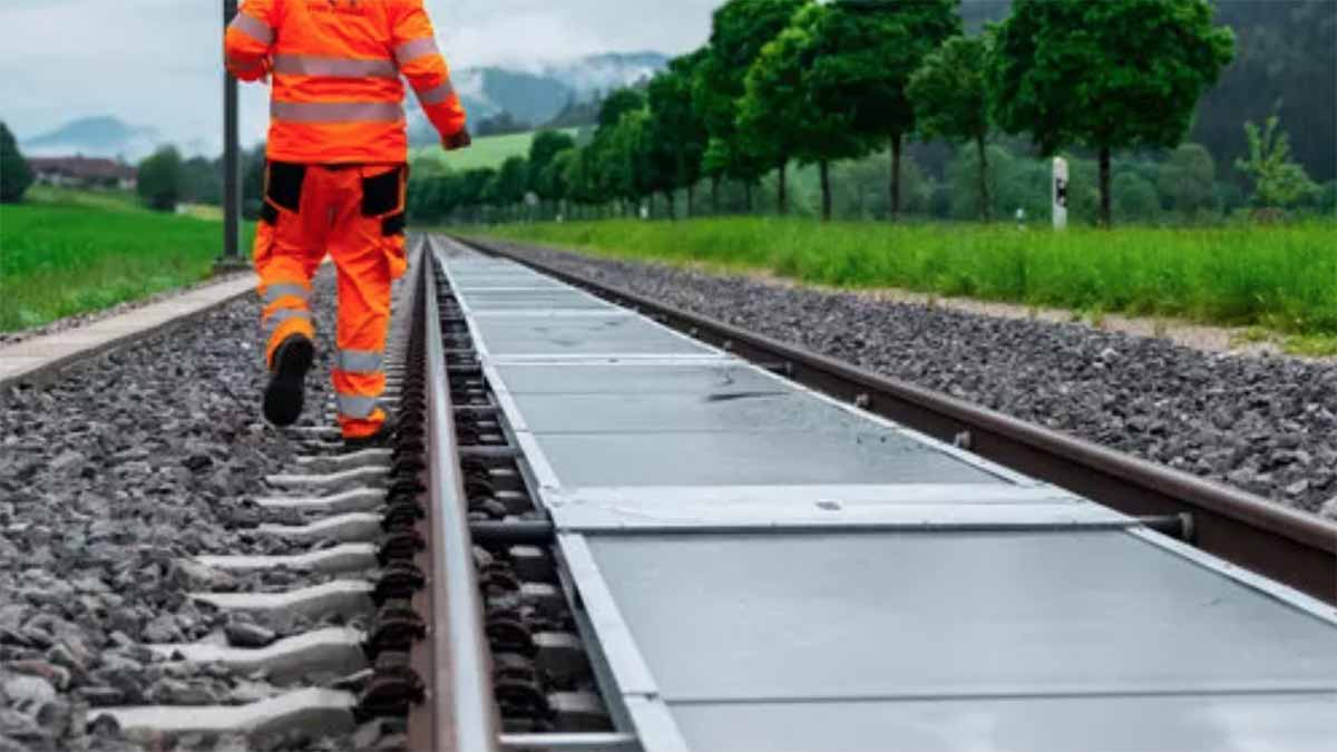 Pourquoi la SNCF installe des panneaux solaires