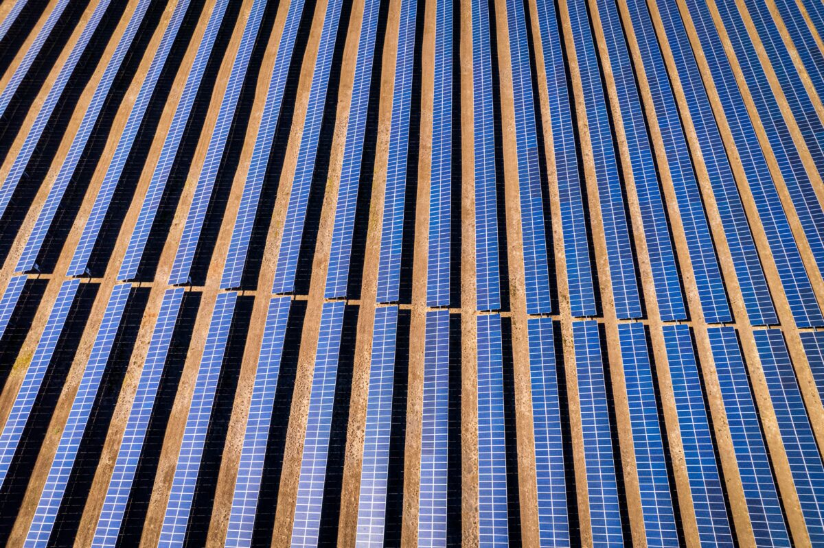 Pourquoi cette ancienne base militaire accueille-t-elle la deuxième plus grande centrale solaire française ?
