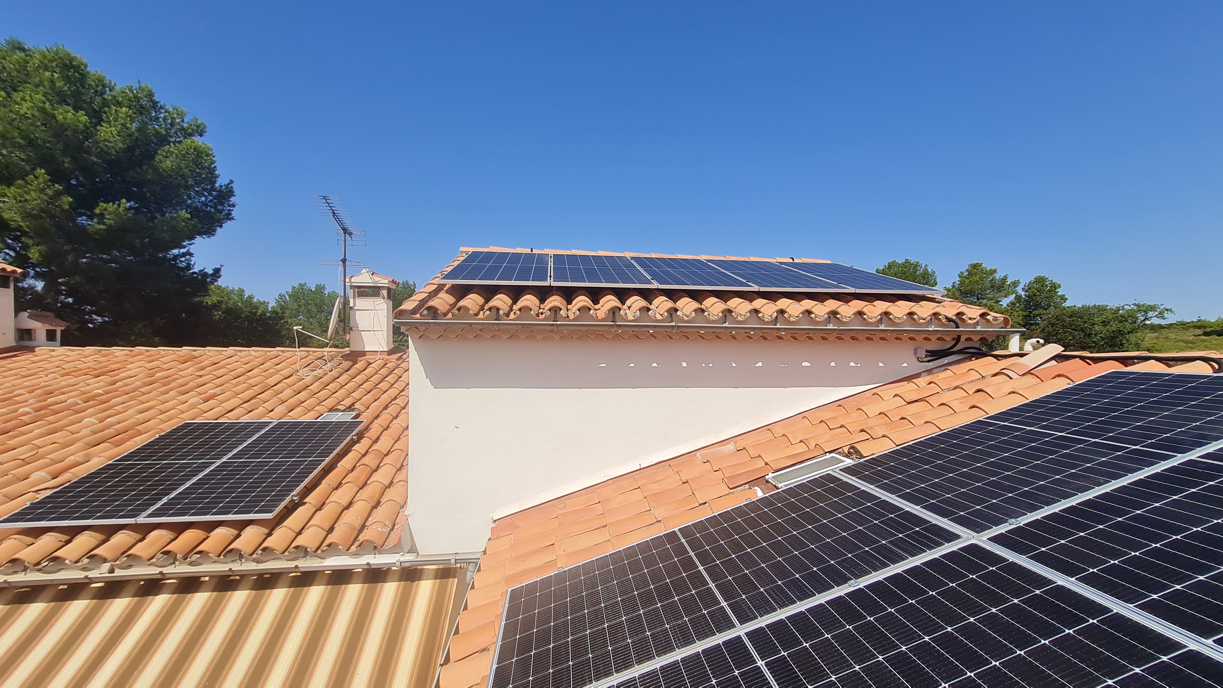 Centrale photovoltaïque à 3 implantations et 2 orientations différentes, chez un particulier