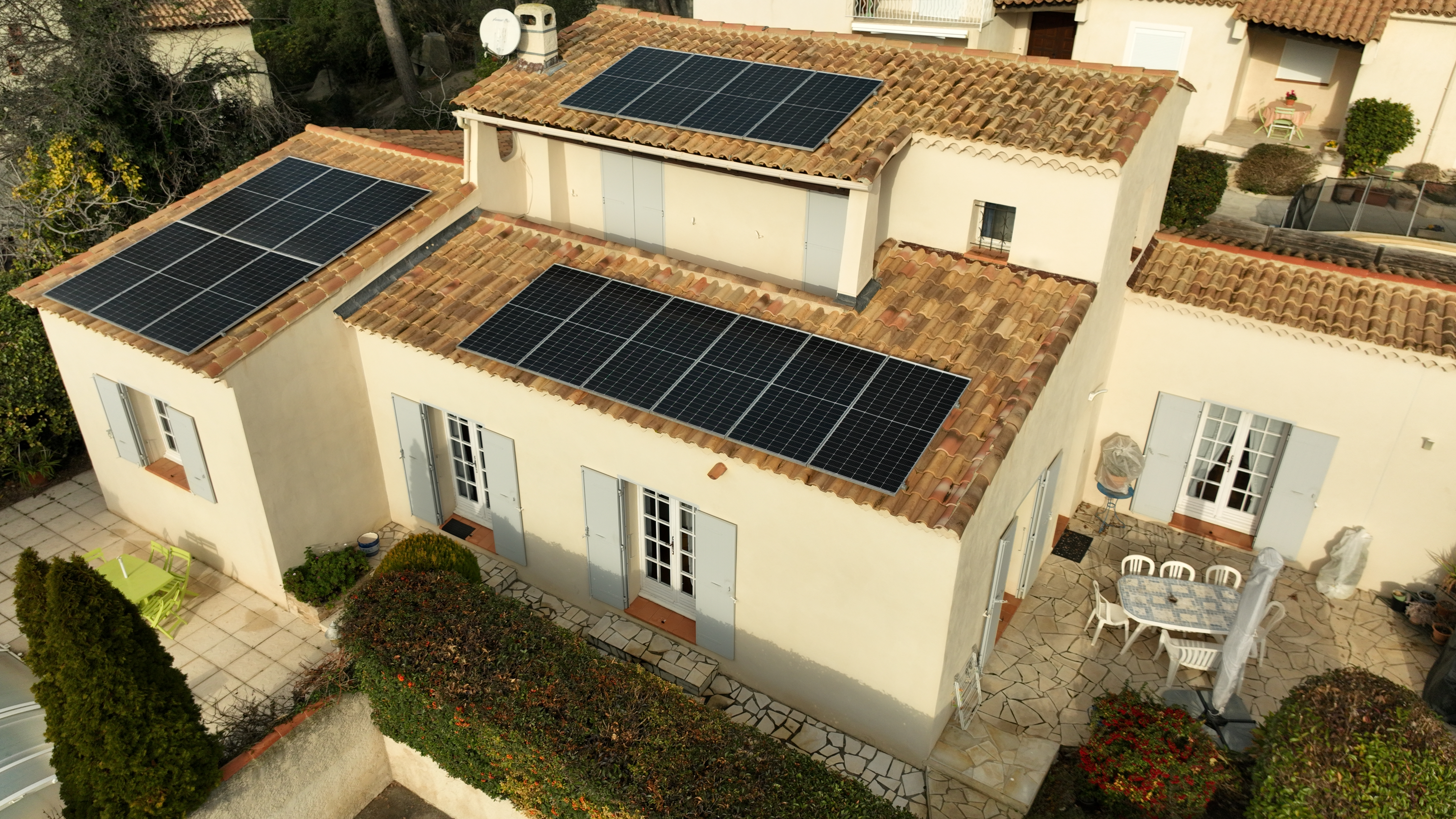 Vue aérienne d'une installation de 8kWc, chez un particulier