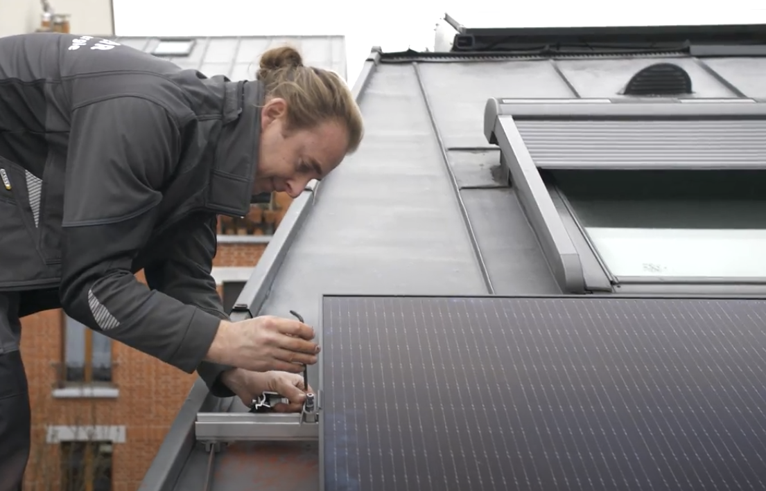Pose d'une installation en autoconsommation par le directeur technique de Nouvel'R Énergie.