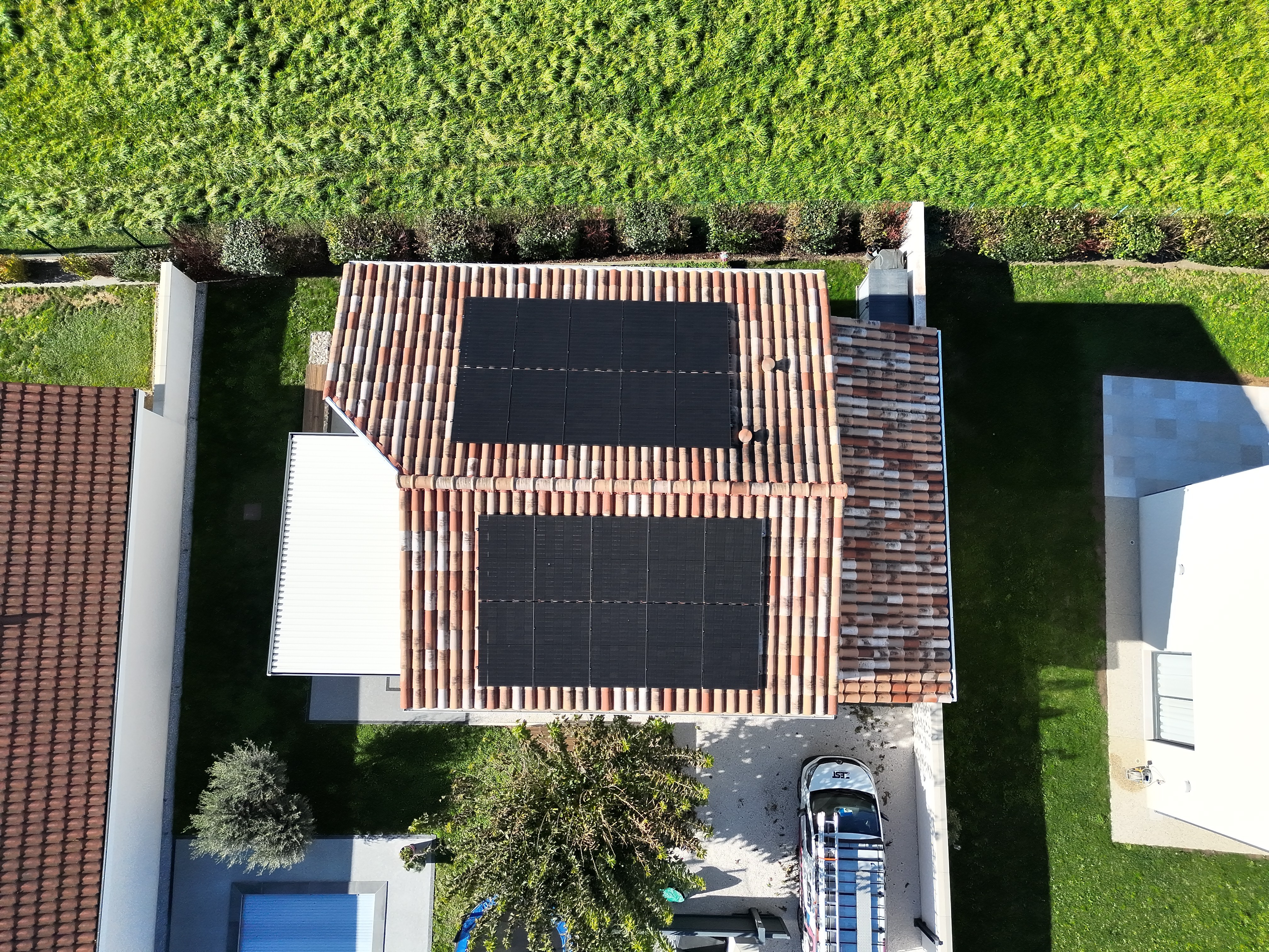 Installation photovoltaïque de 9 kWc réalisée à Toussieu, équipée de panneaux DMEGC associés à un onduleur et à une batterie SUNGROW.