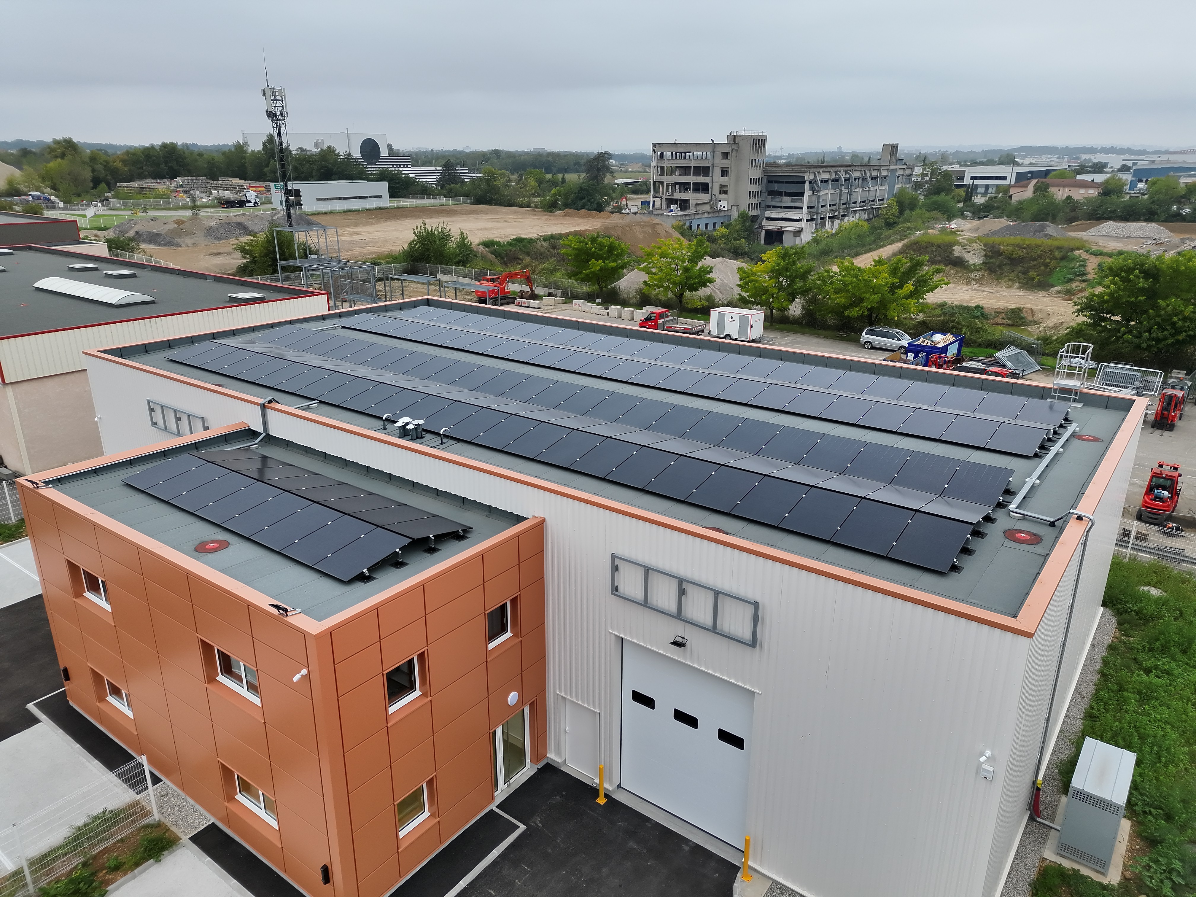 Installation photovoltaïque de 77,40 kWc réalisée à Chassieu, équipée de panneaux Jinko associés à des onduleurs SUNGROW.