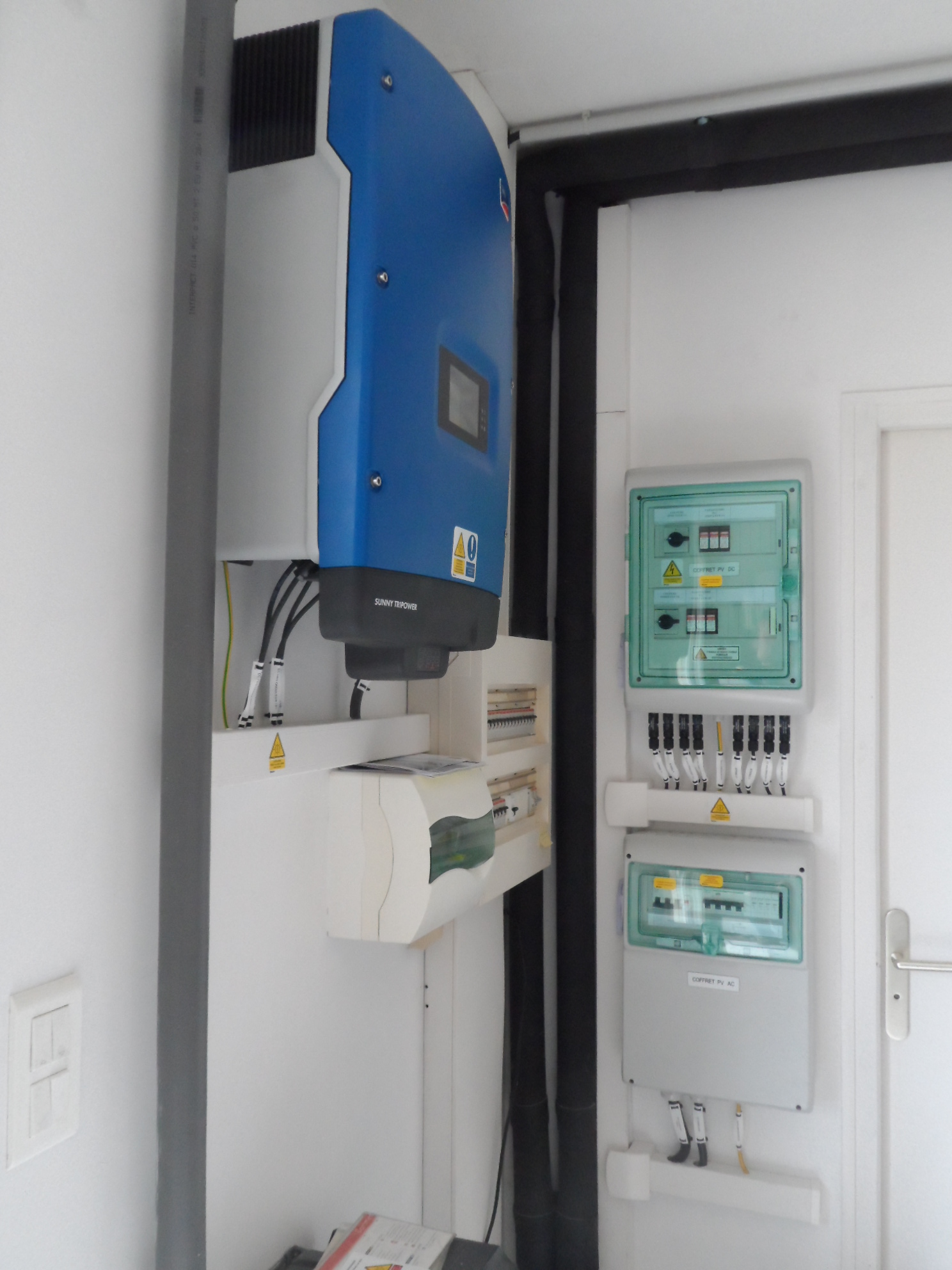 Exemple d\'appareillages sur installation de 9kWc Vente ou Autoconso (Onduleur et coffrets AC/DC)