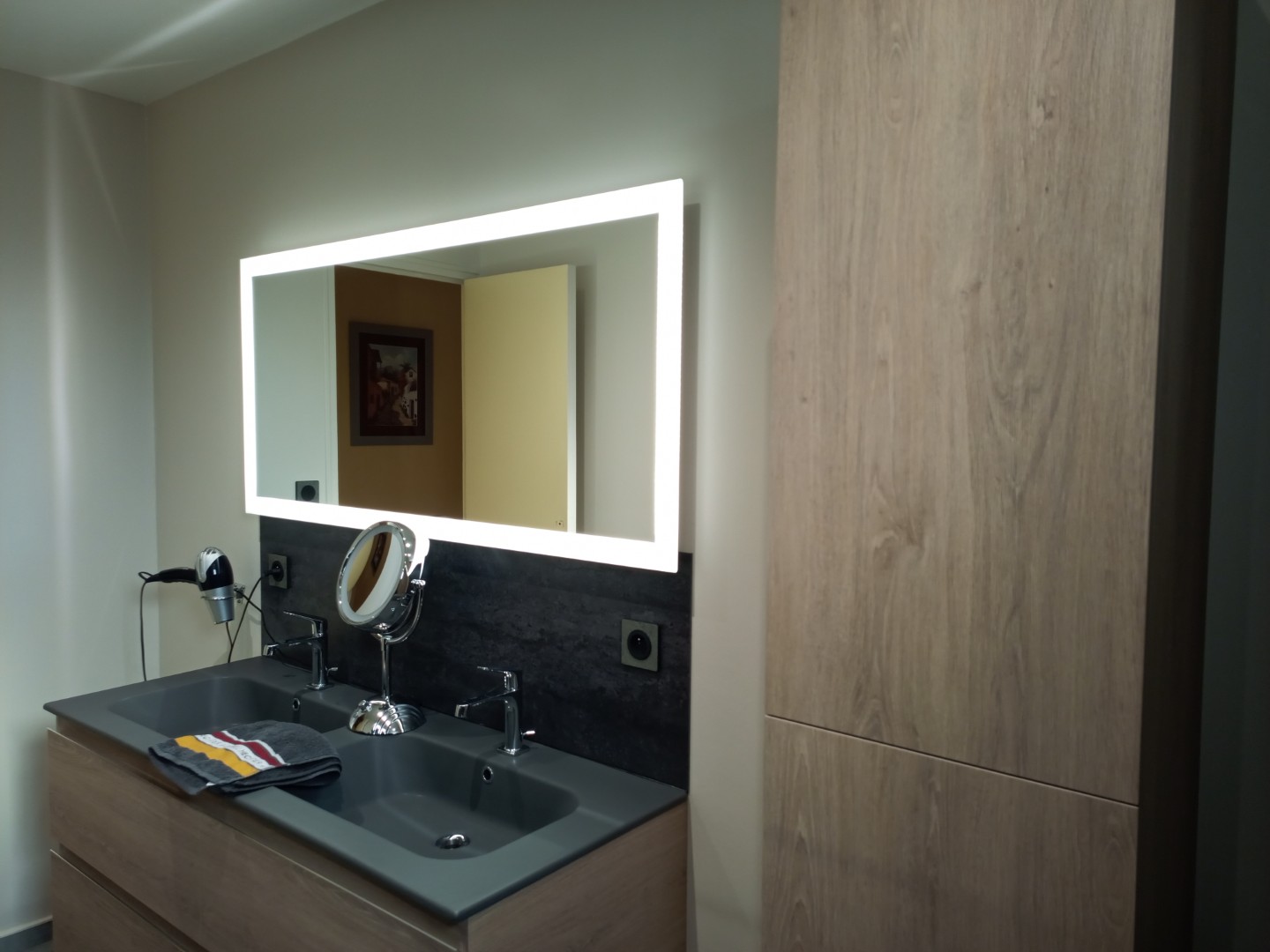 Meubles Sanijura et crédence panneau Vipanel 