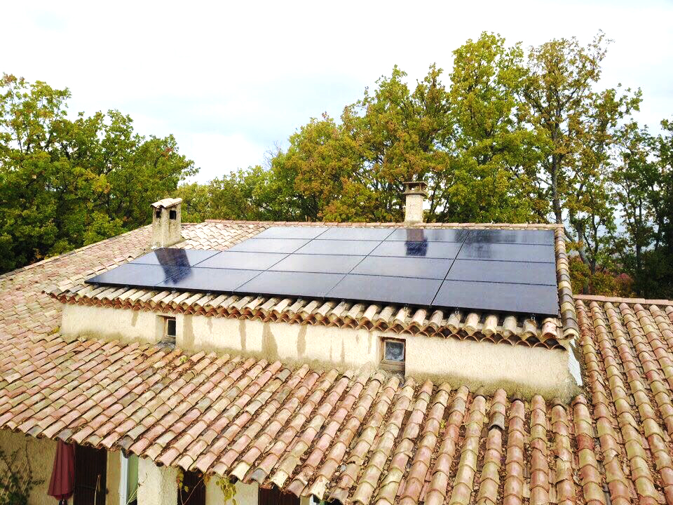 Installation photovoltaïque de 5,7 kWc en ISB (intégration simplifiée au bâti) à Saint-Saturnin-Lès-Apt (84)