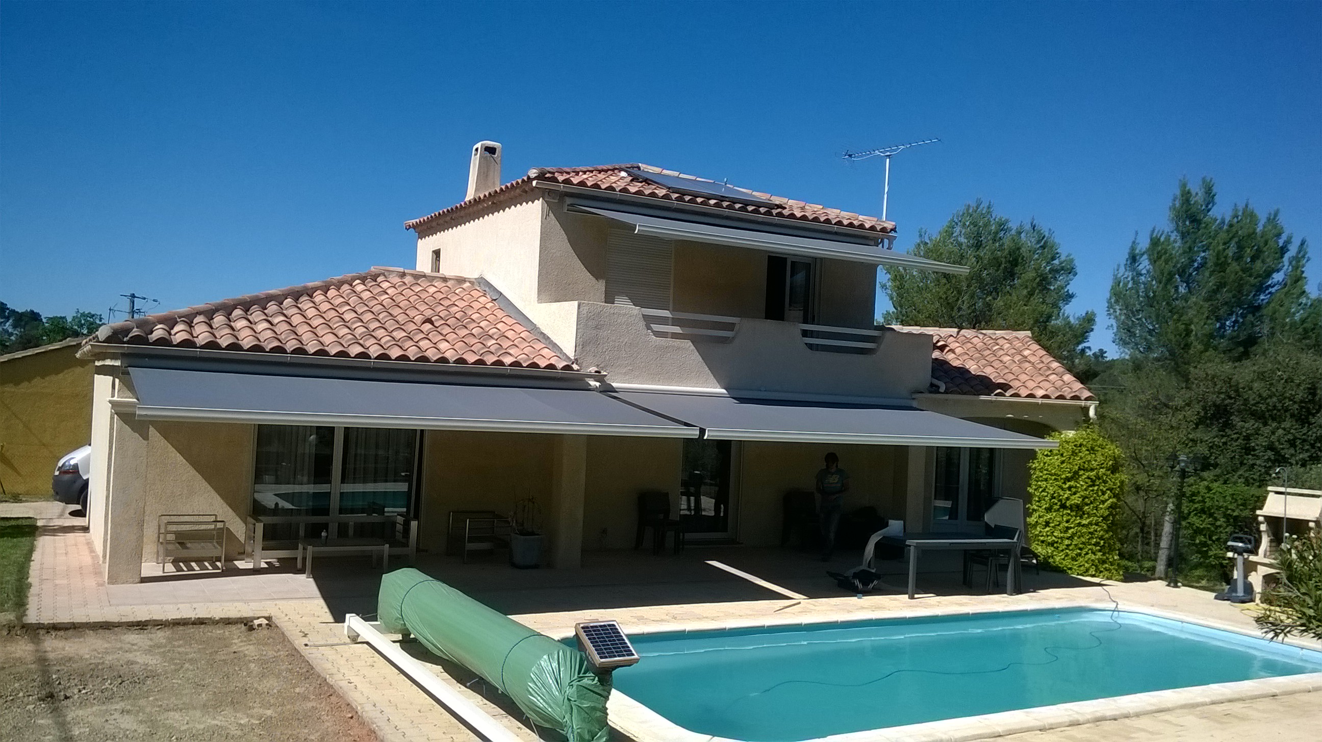 Installation de trois store monobloc motorisé