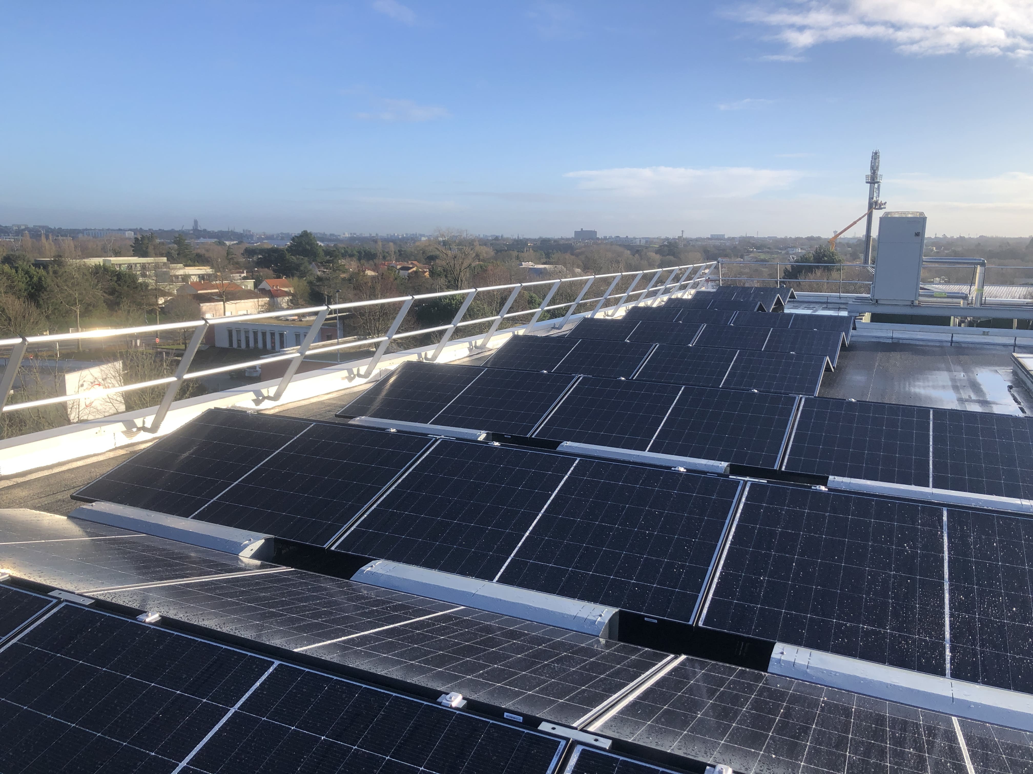 Ombrières et IRVE pour un pôle de santé du groupe Odynéo (01)