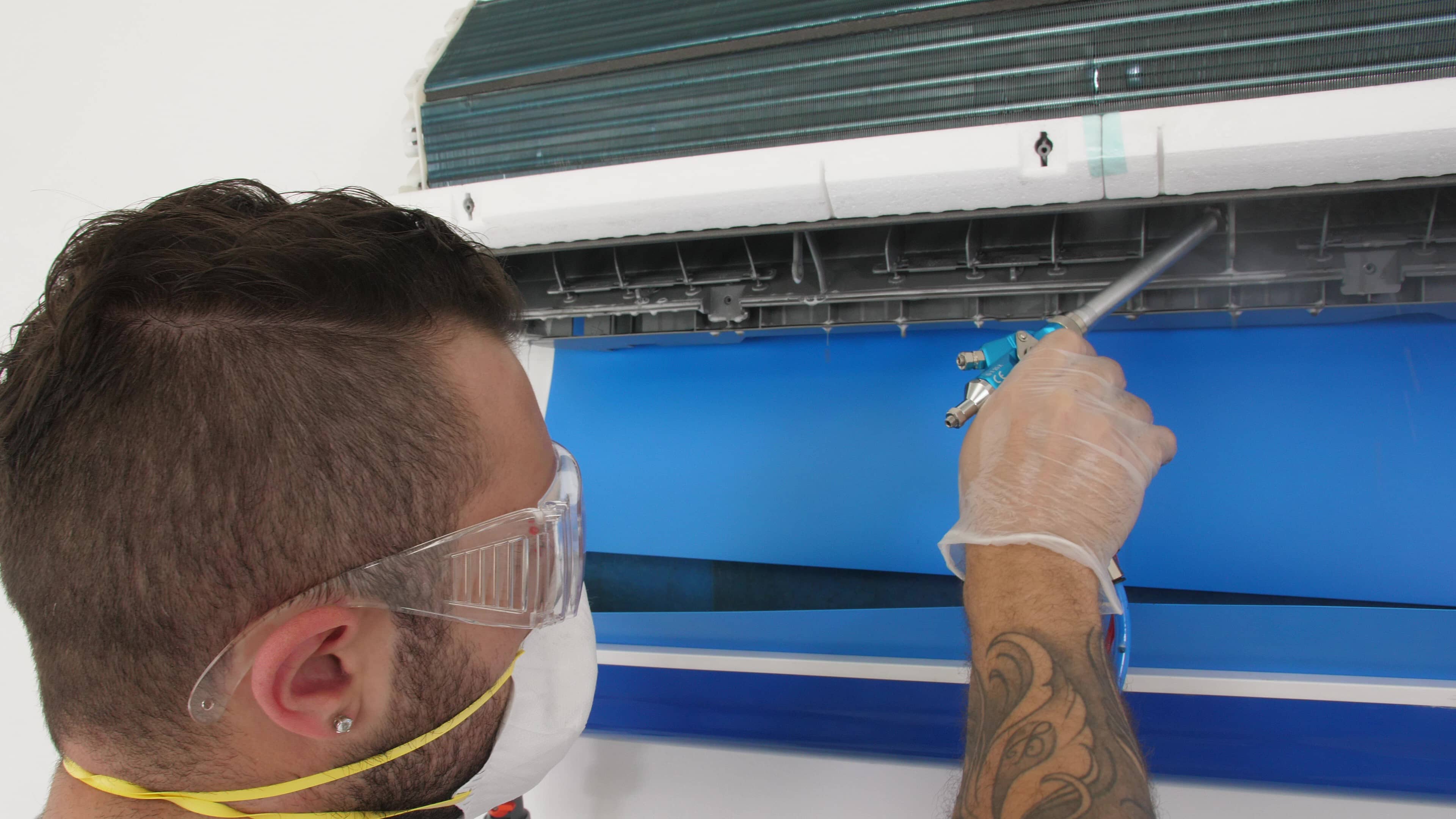 Technicien nettoie climatiseur à Antibes