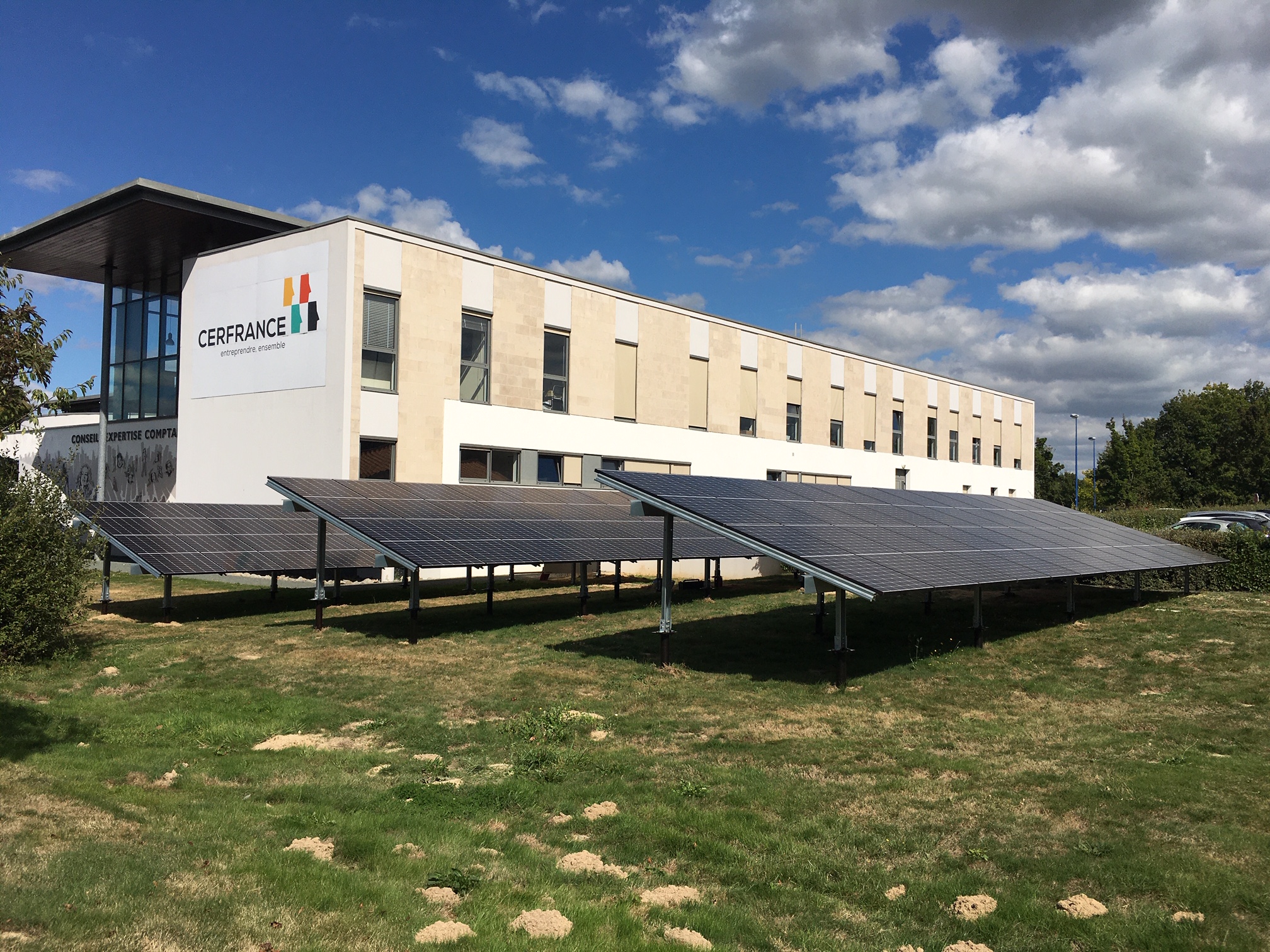 Installation de plusieurs tables solaire pour CERFRANCE