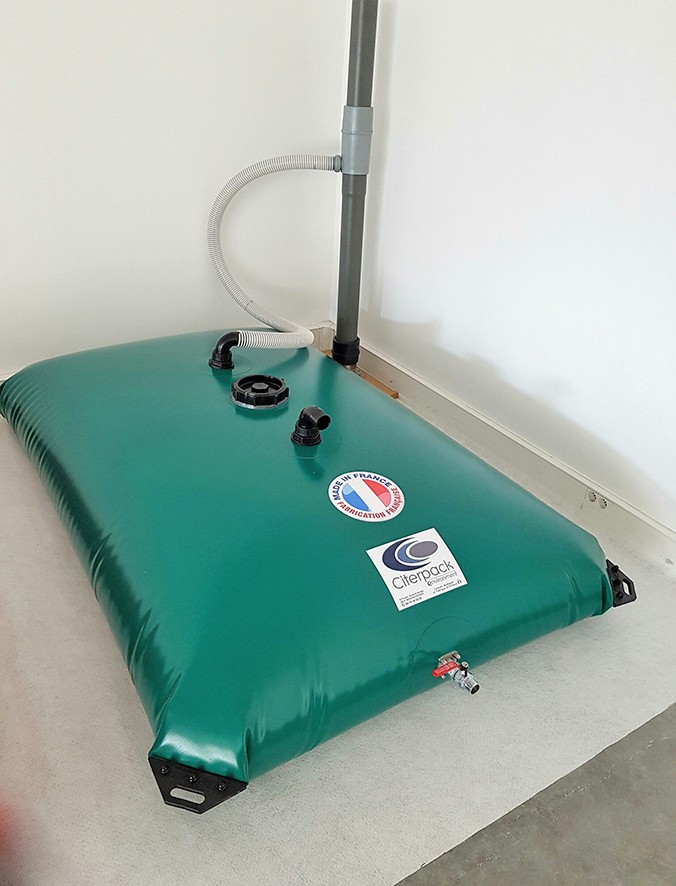 citerne souple eau de pluie avec collecteur filtrant pour descente de gouttiere