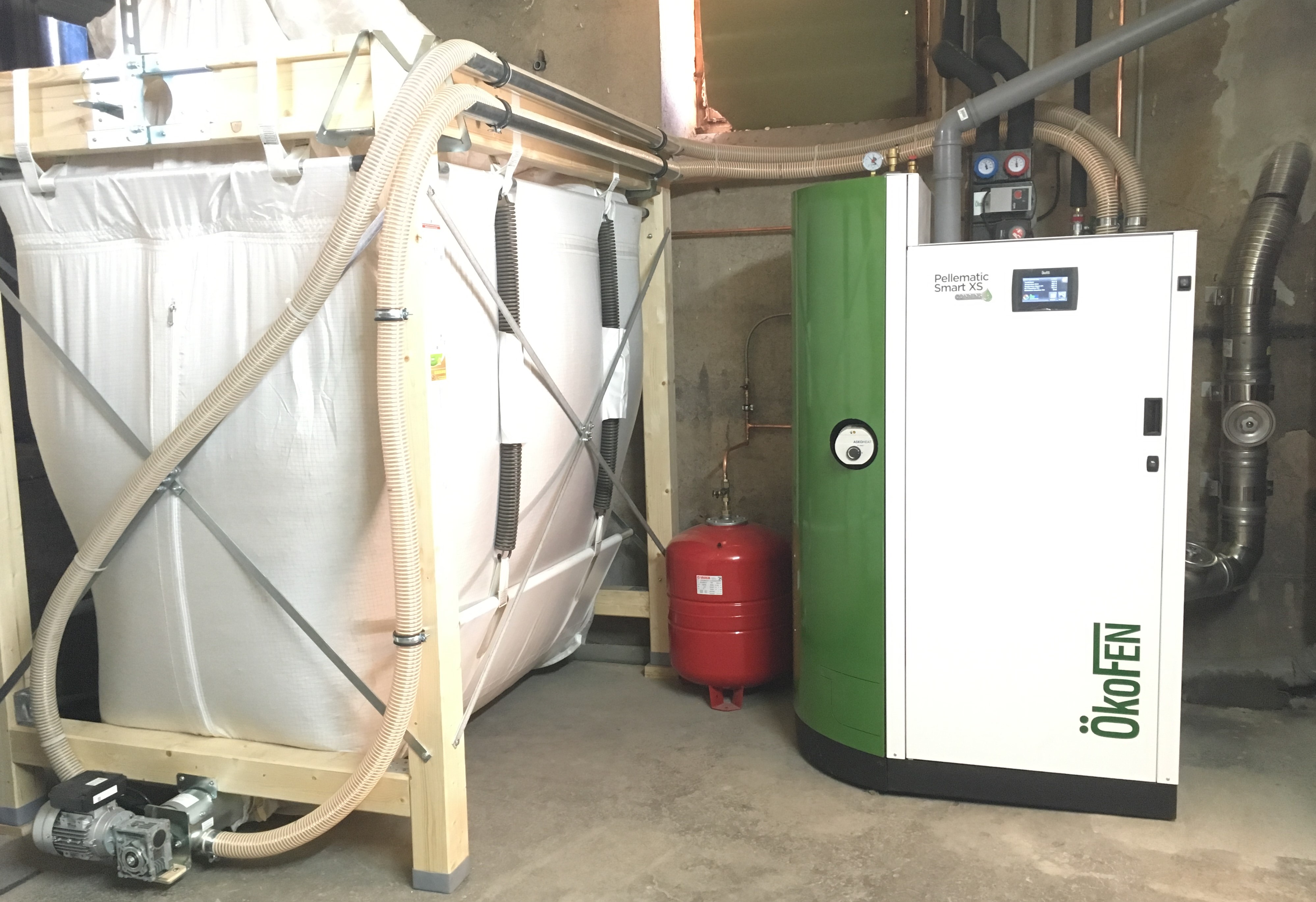 Chaudière à granulé à CONDENSATION rendement 105% de marque OKOFEN avec silo de stockage de granulé