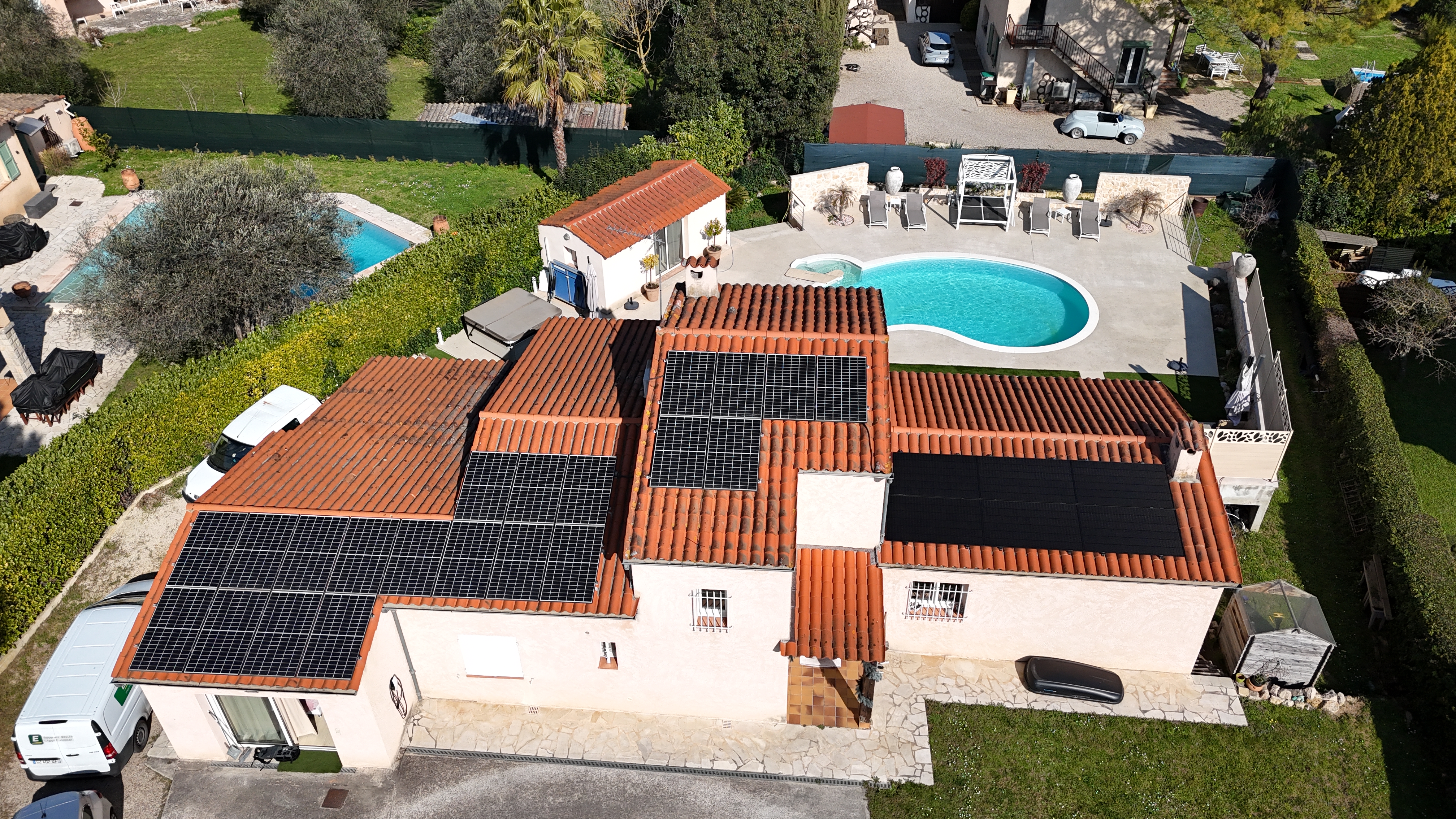 Afin d'économiser encore plus, notre client a rajouté une extension sur son installation avec plus de 27 panneaux, cela représente une puissance totale de 9,60 kWc.