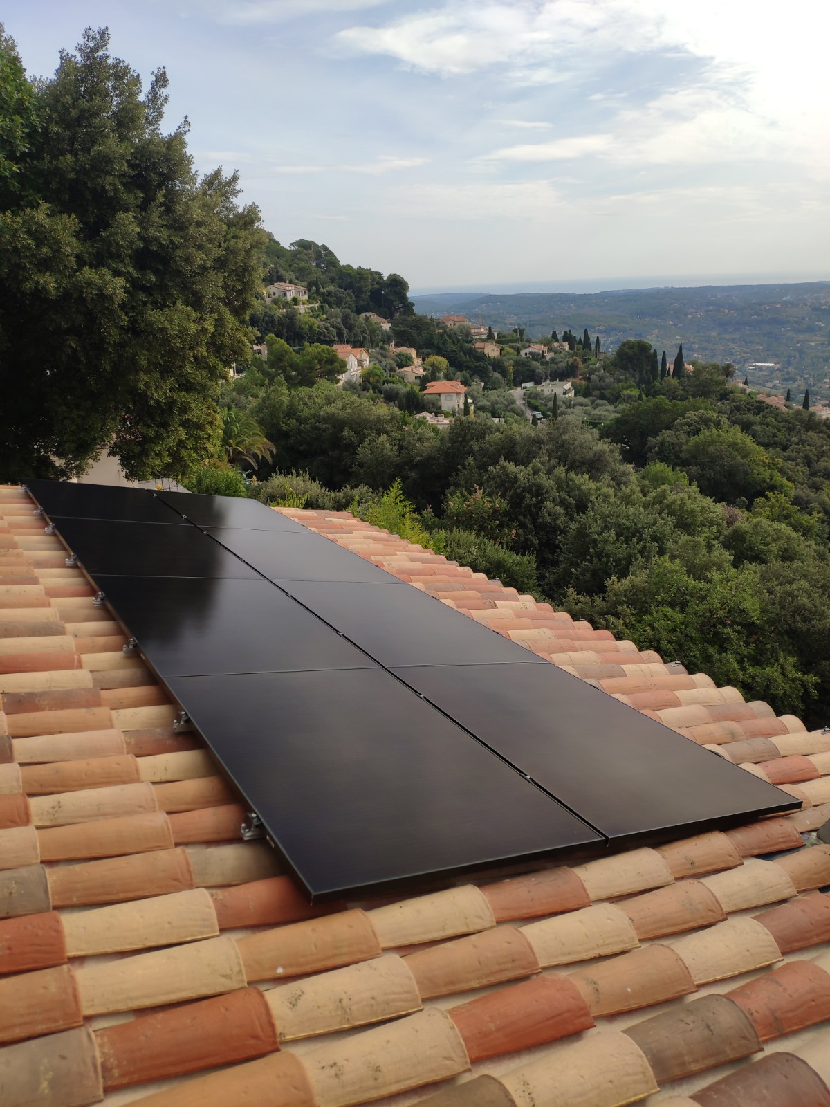 Installation photovoltaïque de 3 kWc comprenant 8 panneaux de la marque Sunpower. Grâce à son installation, notre client Alexandre économise jusqu'à 50% sur sa facture d'électricité. 