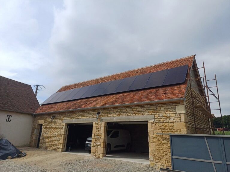 Installation de panneaux solaires en toiture
