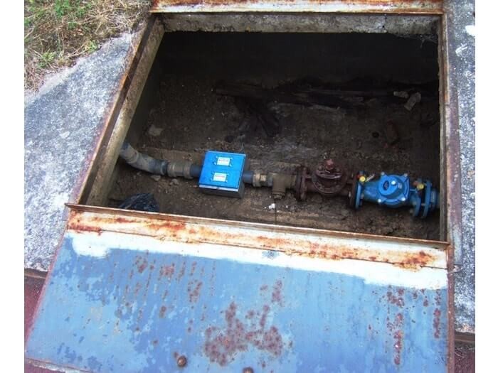 Appareil anticalcaire Mediagon à l'extérieur dans un regard