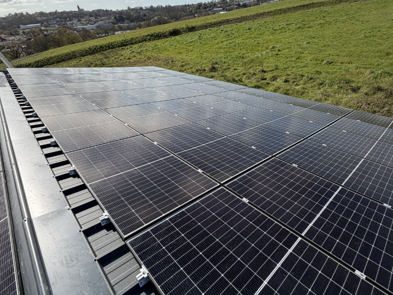 Nettoyage panneaux solaires sur un bâtiment professionnel - Bressuire (79)