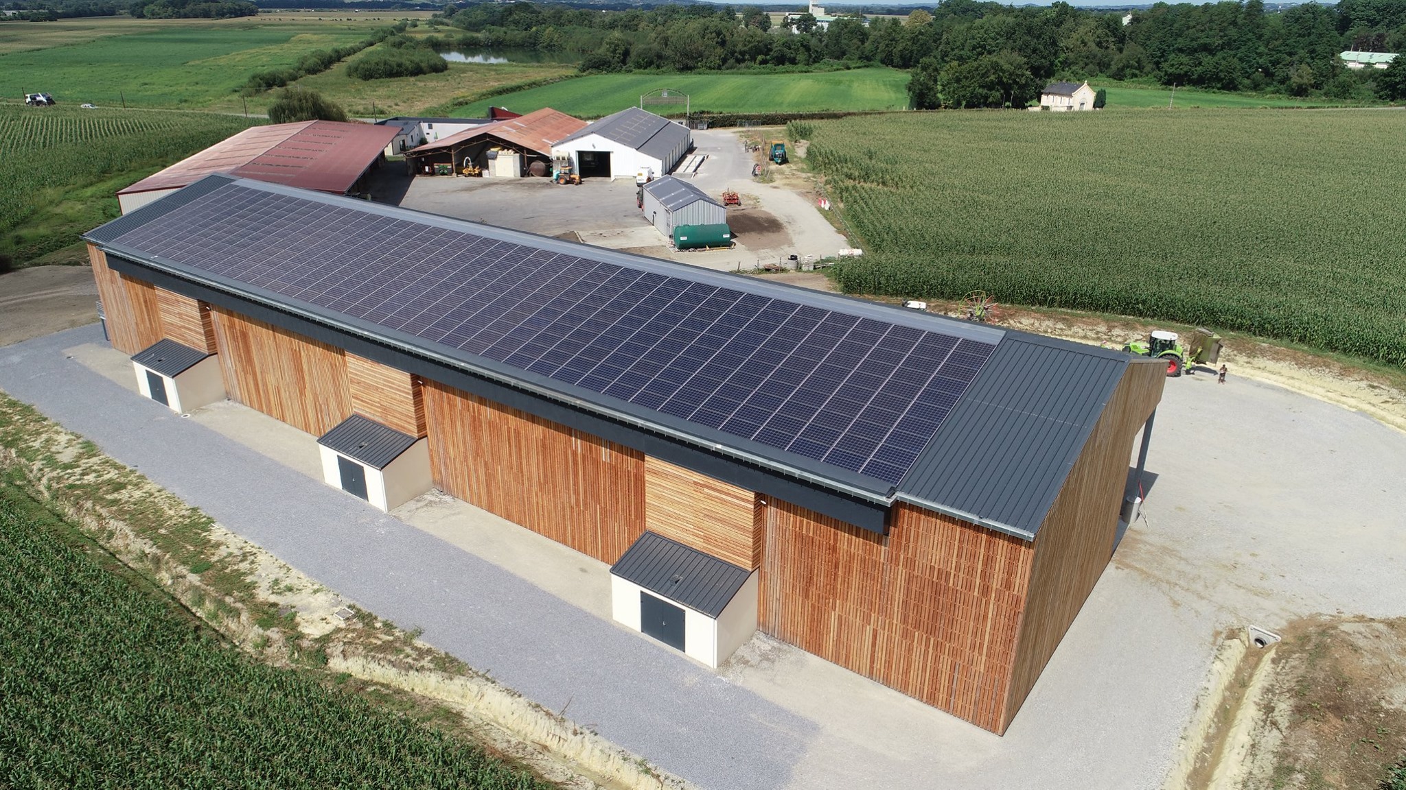 Ferme du Pont-Long (64): Installation d'un générateur thermovoltaïque de 100 kWc de notre partenaire BASE Innovation. En plus de revendre l'électricité, notre client sèche son foin grâce à un système innovant de séchage en grange.