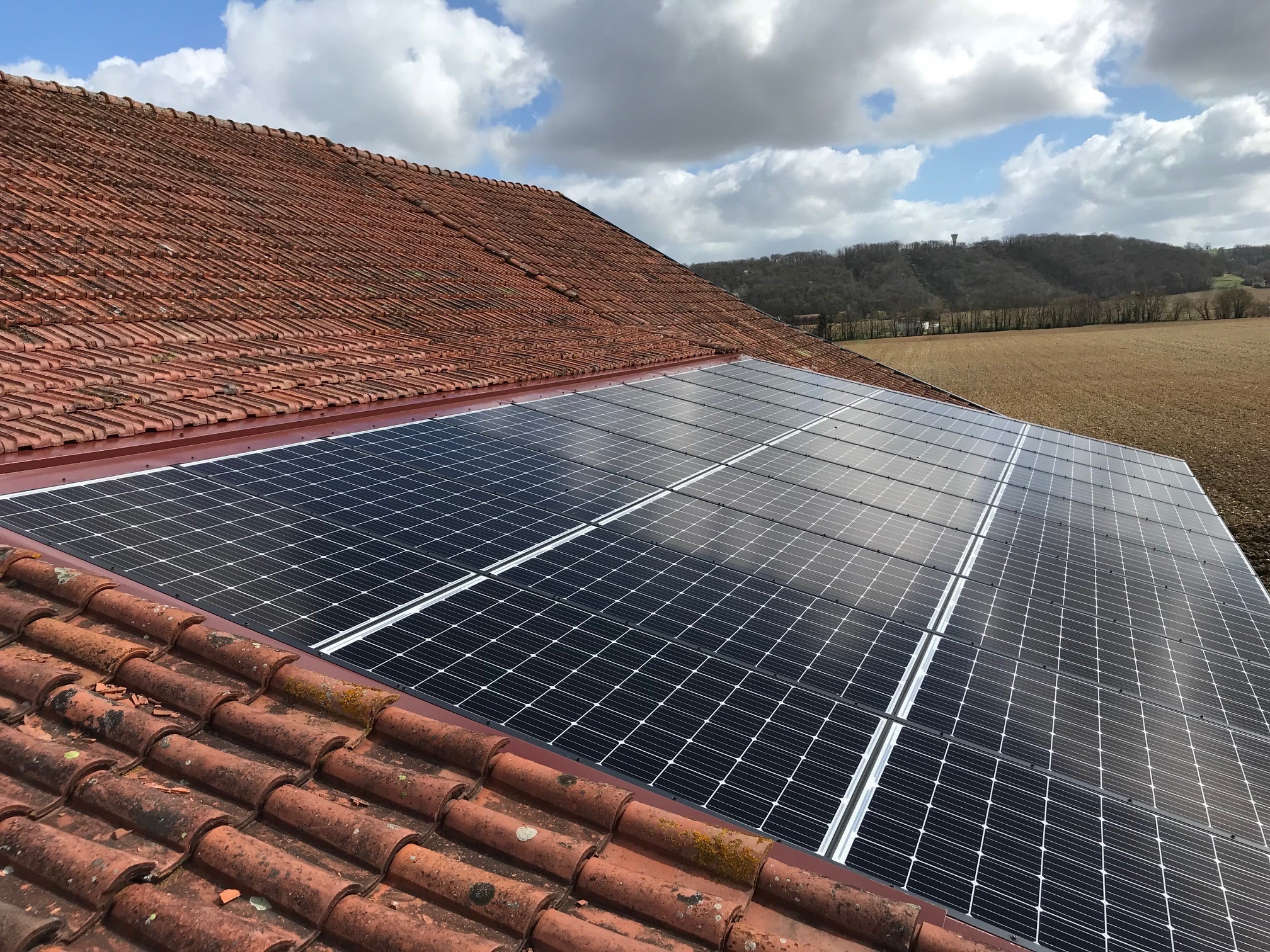 Agriculteur Fontrailles(65): Installation d'une centrale photovoltaïque de 9 kWc sur une grange existante.