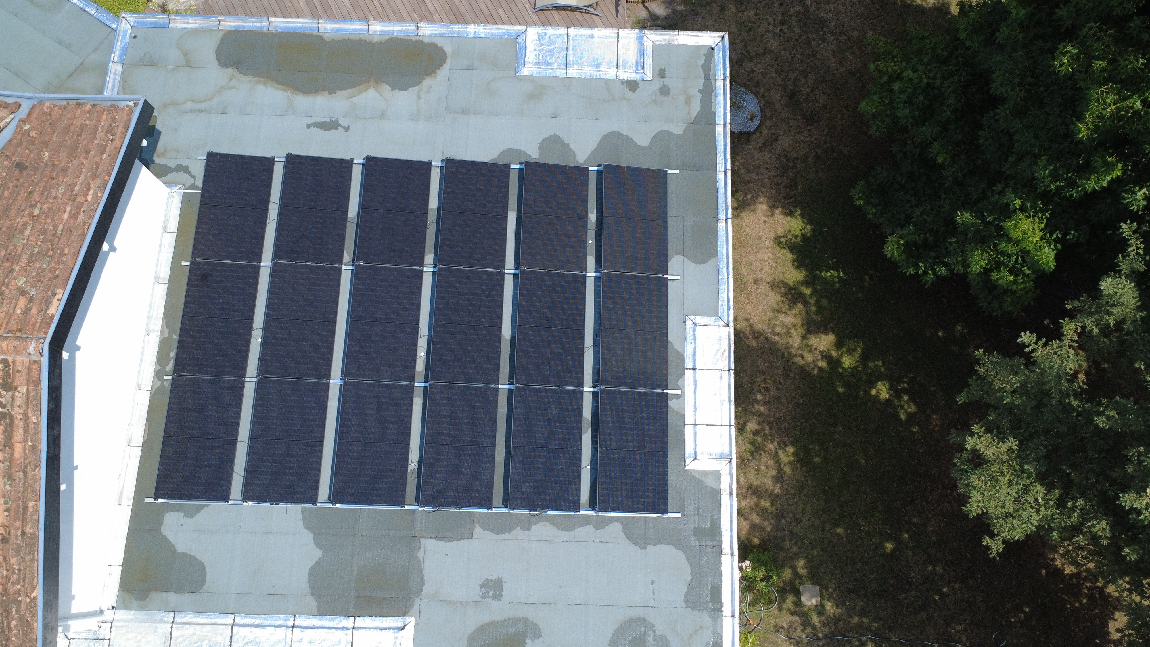 Installation solaire de 9kwc sur toit terrasse à Leognan Proche Bordeaux 