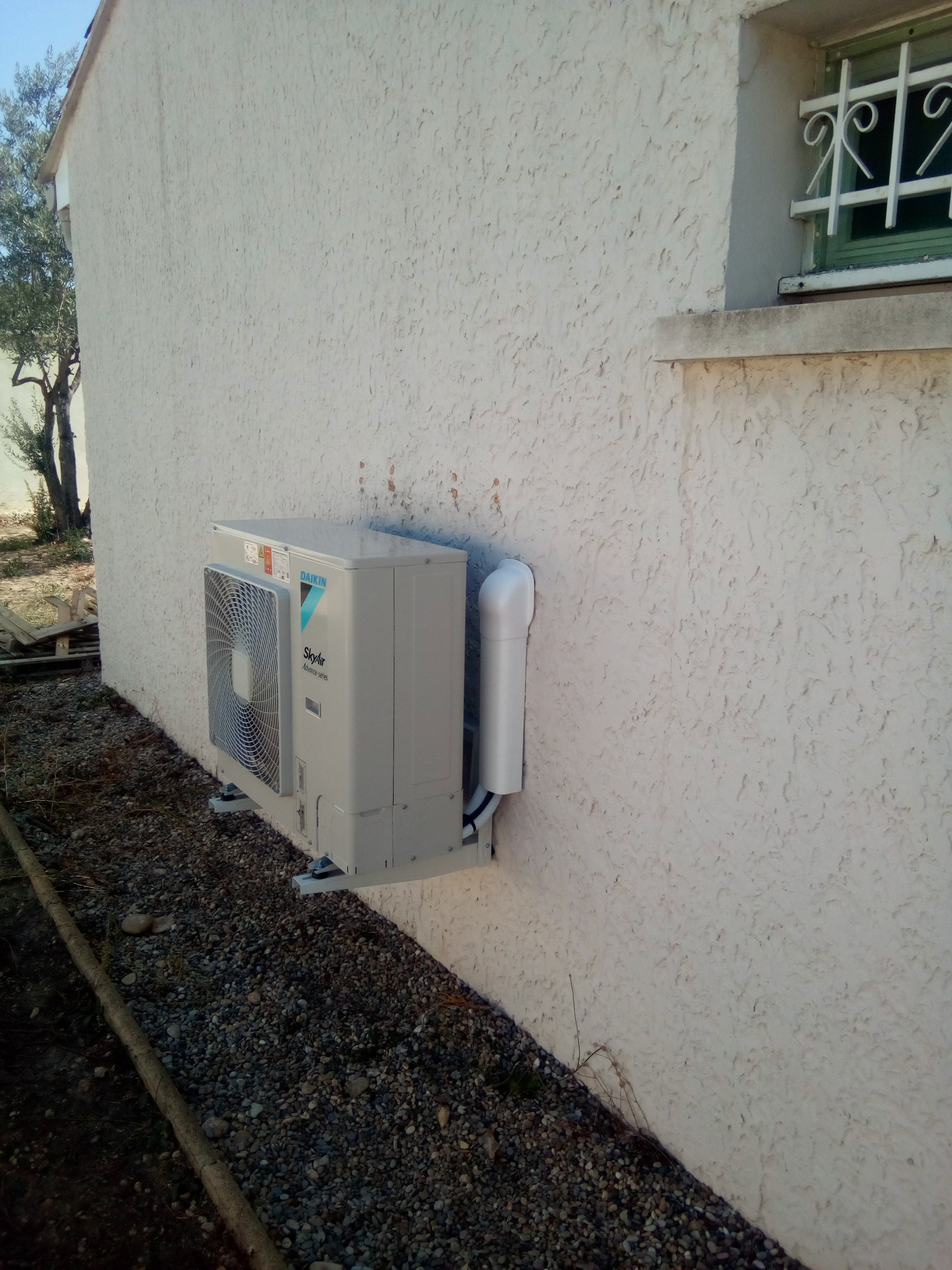 Installation de climatisation réversible à Vauvert (unité extérieure)