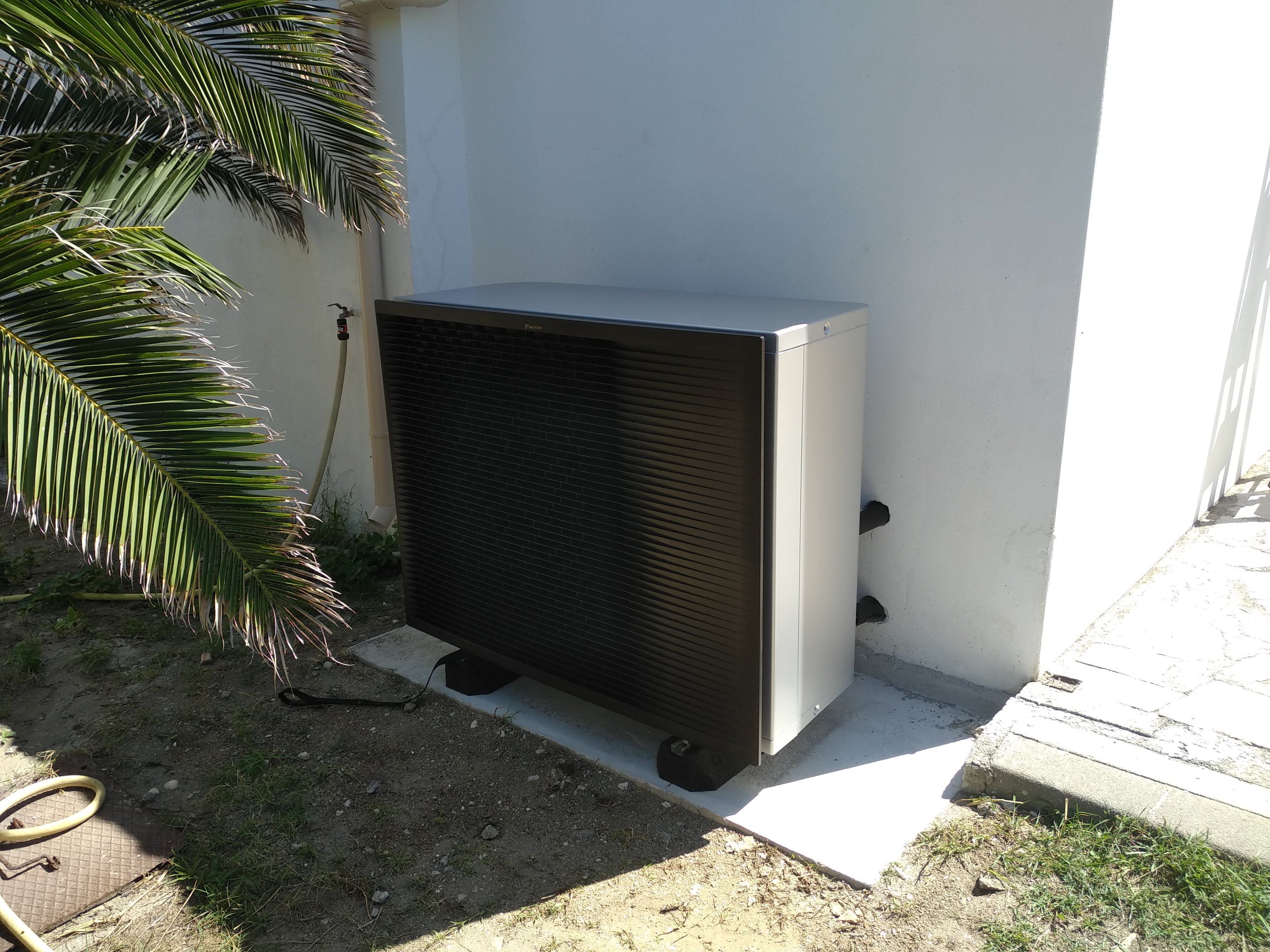 Installation d'une pompe à chaleur air/eau à Frontignan (unité extérieure)