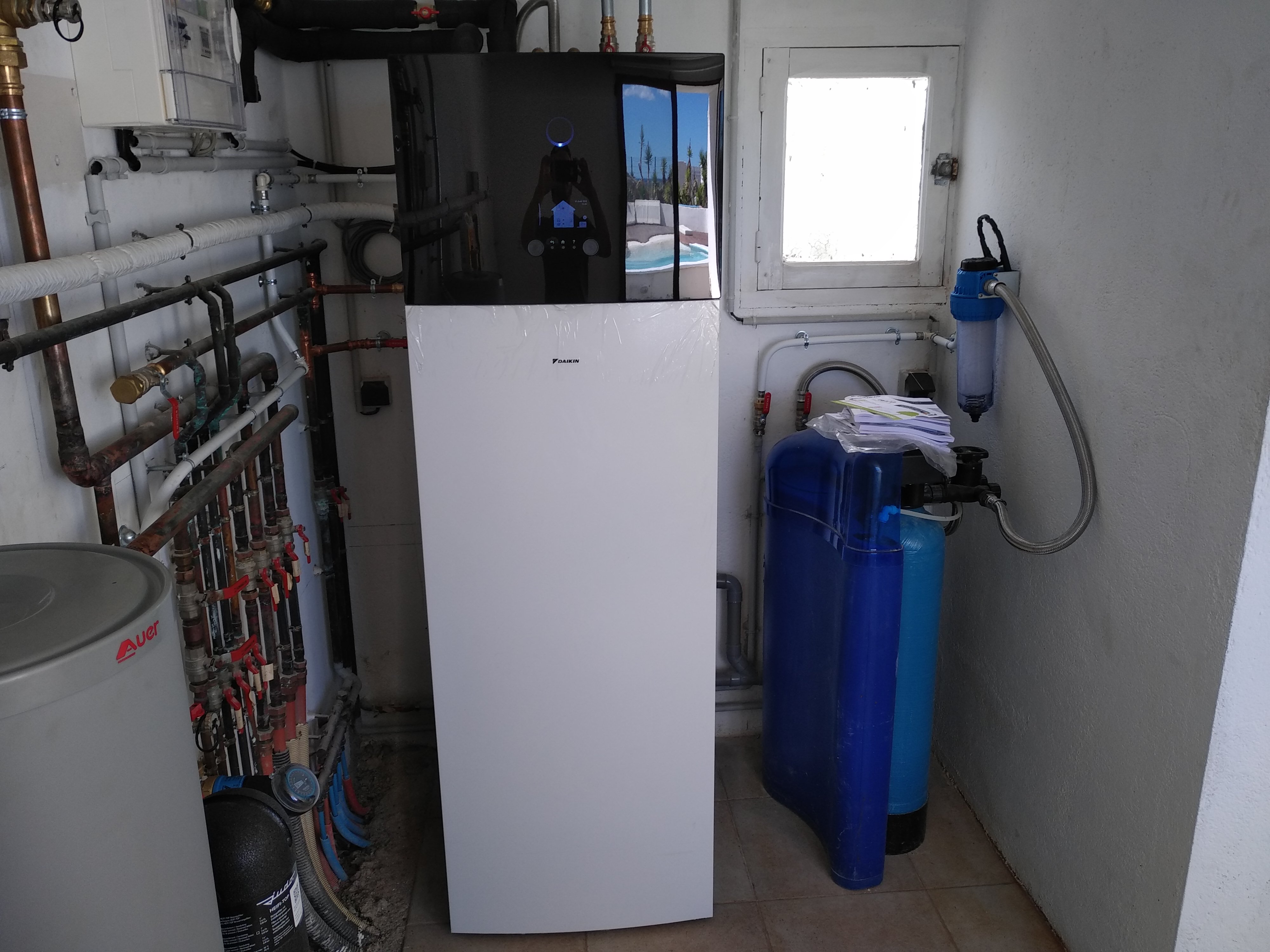Installation d'une pompe à chaleur air/eau (unité intérieure) et d'un adoucisseur à Frontignan