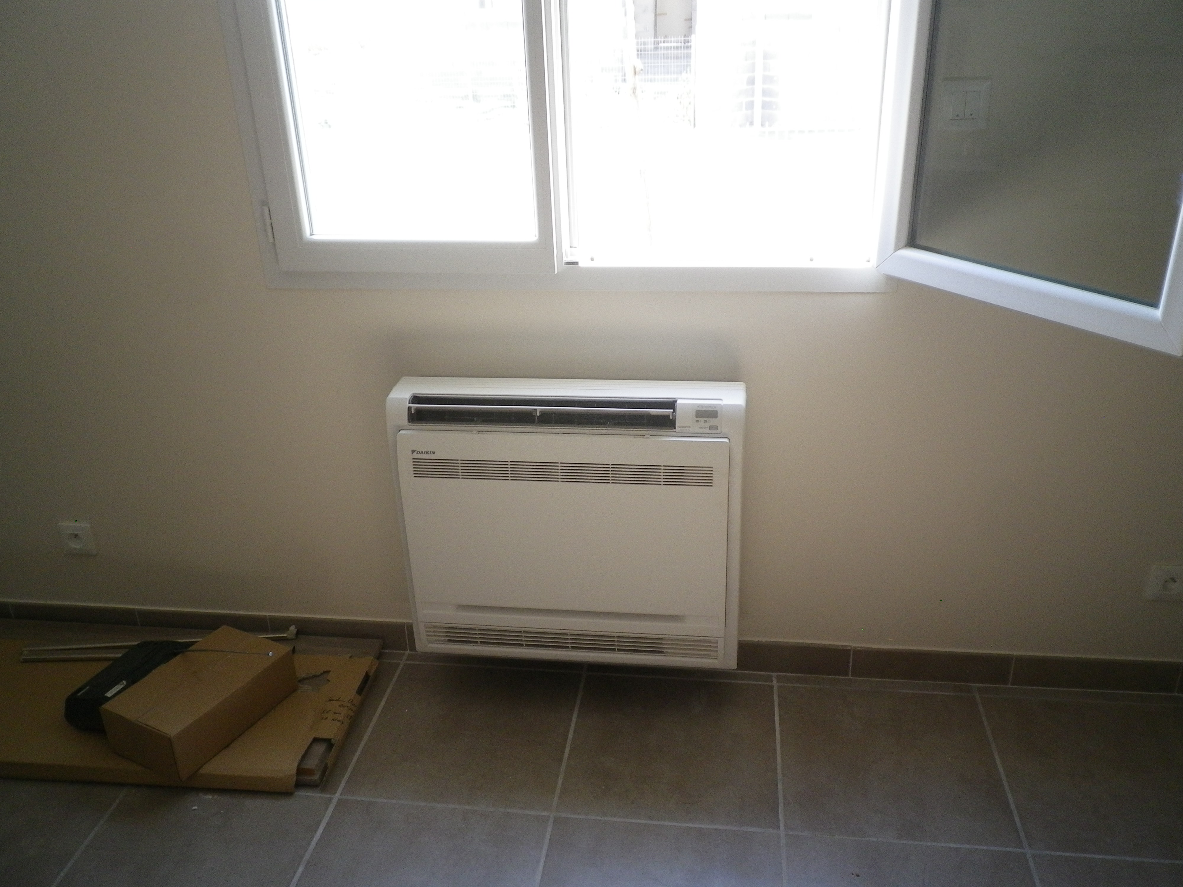 Installation de climatisation réversible à Vauvert (unité intérieure sous forme de console)