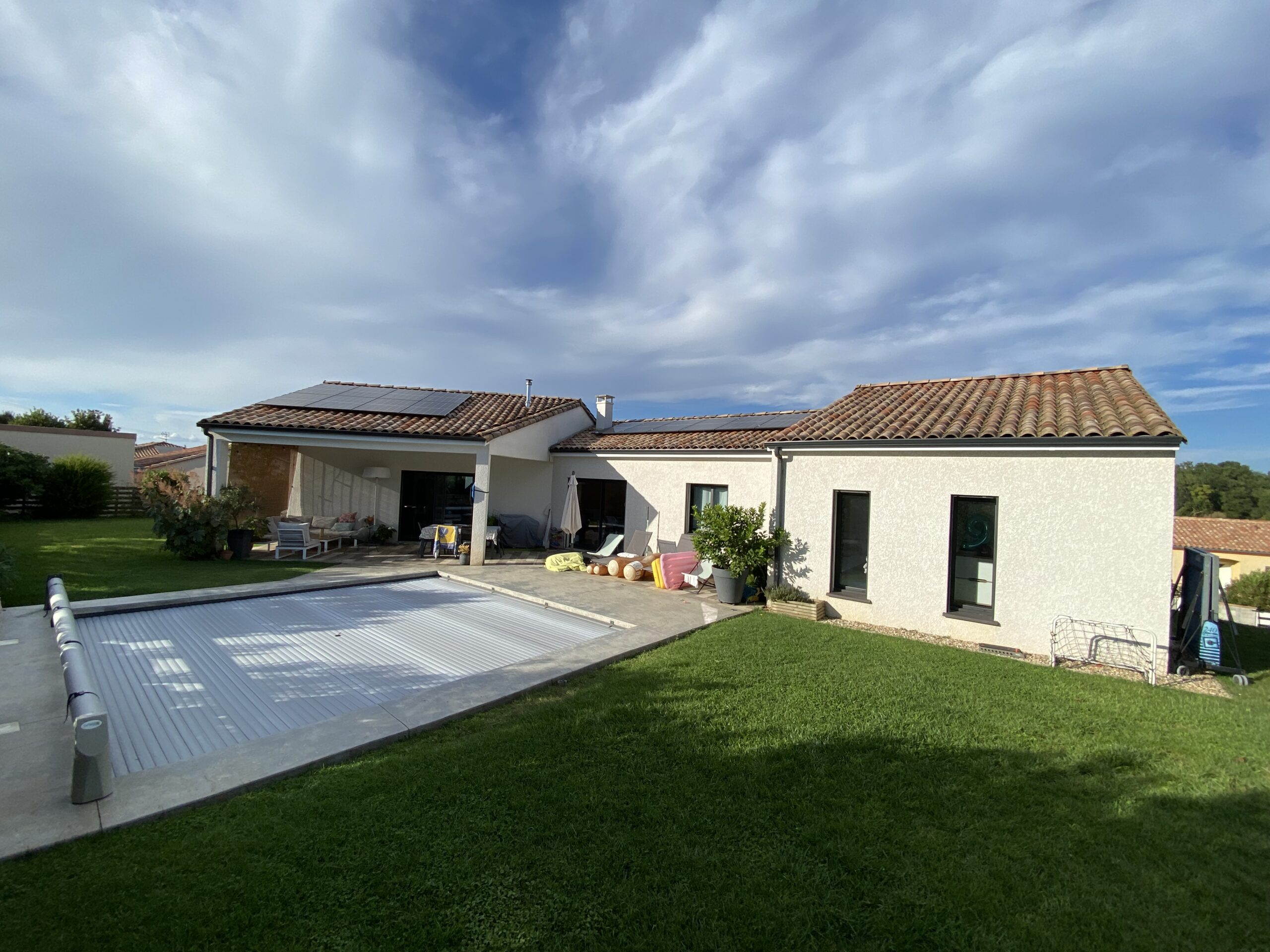 Installation de 14 panneaux solaires réalisée à proximité d’ALBI dans le TARN. Elle permettra à notre client de réaliser une économie de  1373 € par an sur sa facture d’électricité