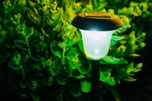 spot LED solaire design dans le jardin