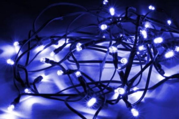 Guirlandes LED solaires : créer une déco de Noël extérieure lumineuse à moindre coût