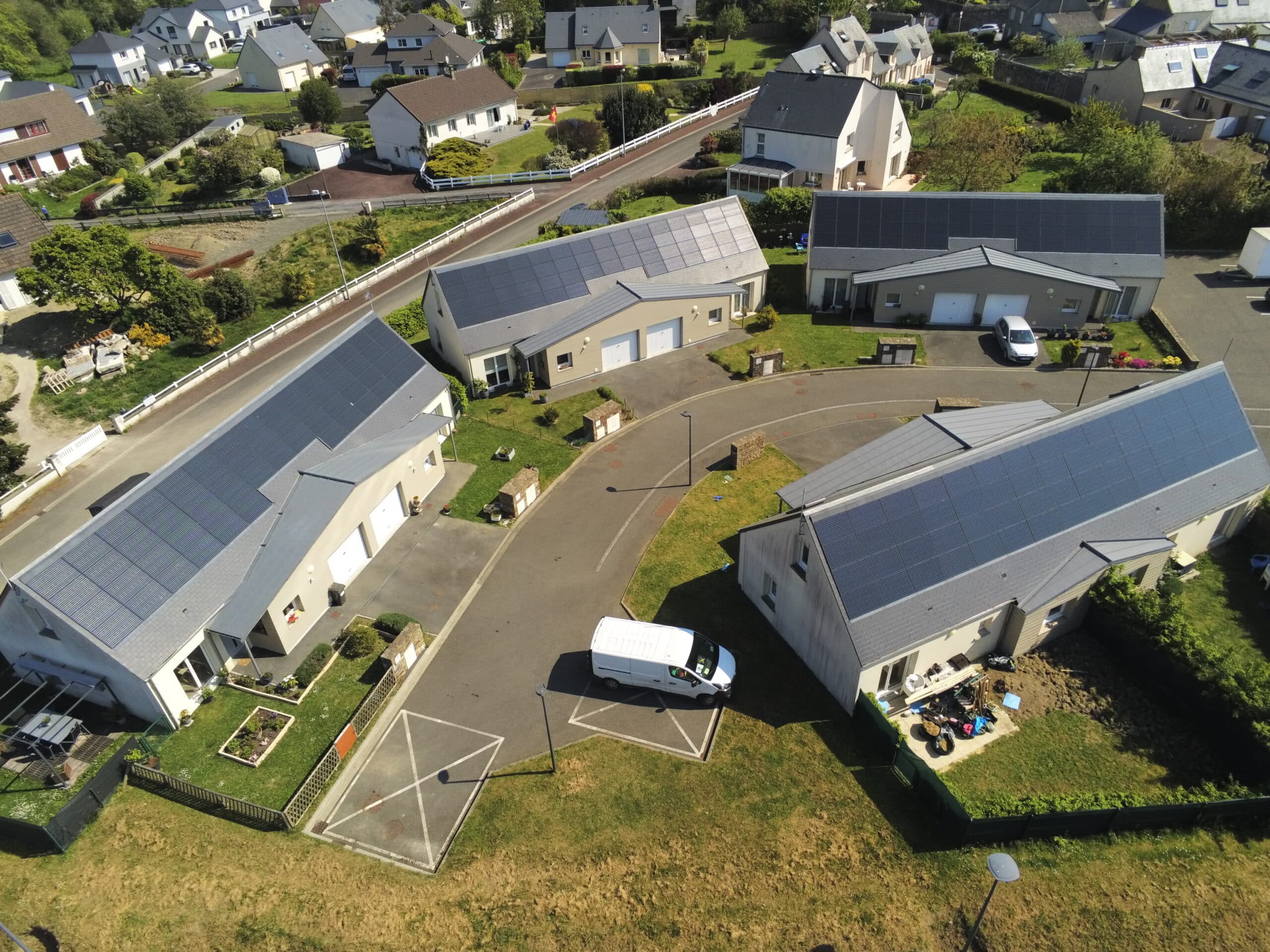 Projet solardoise sur un lotissement de plusieurs maisons individuelles, en normandie. Vue aérienne de drone.