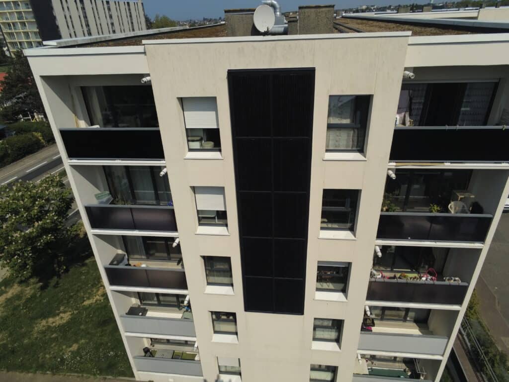 Intégration solardoise sur une surface d'un immeuble en Normandie. Prise de vue aérienne par drone.