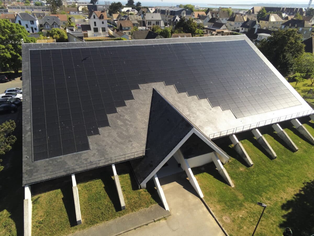 Projet solardoise sur un gymnase en Normandie, vue aérienne.