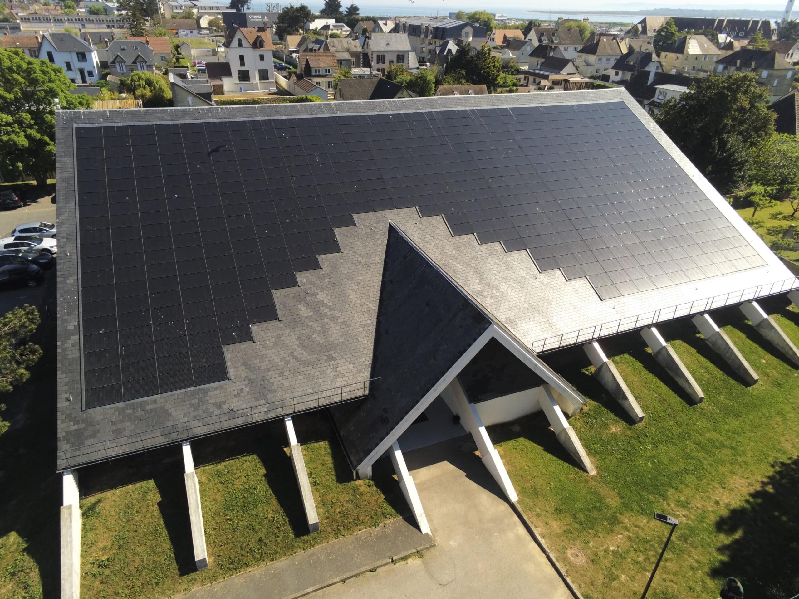 Projet solardoise sur un gymnase en Normandie, vue aérienne.