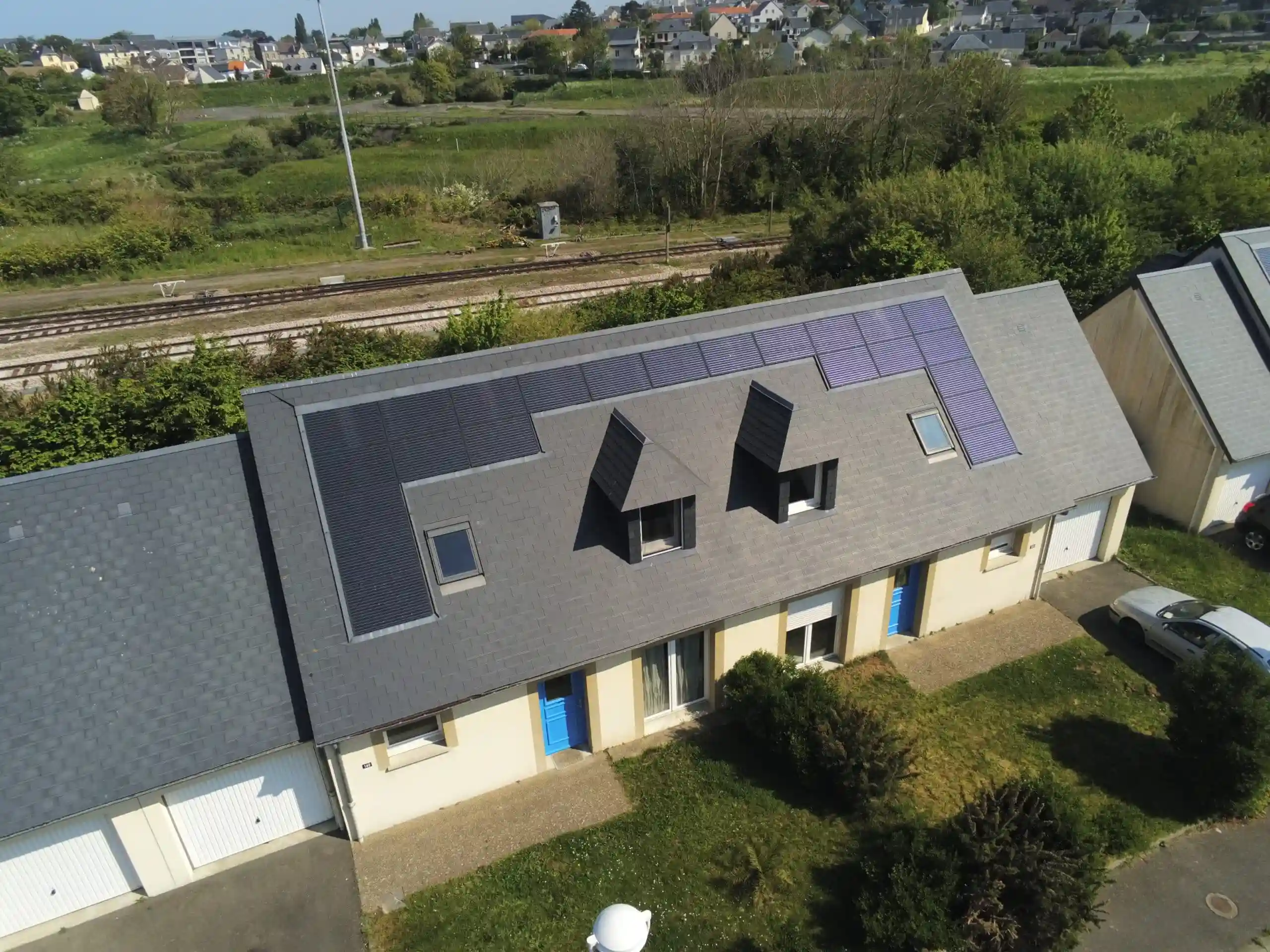 Installation de solardoise en intégration sur une toiture en Normandie, vue aérienne par drone