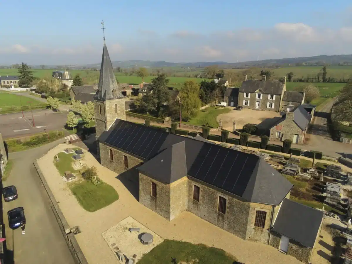 panneau solaire photovoltaique sur une eglise
